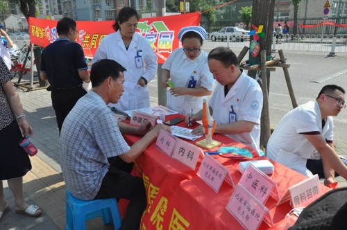 北京军海医院党支部活动 喜迎建国70周年 义诊走进社区送健康